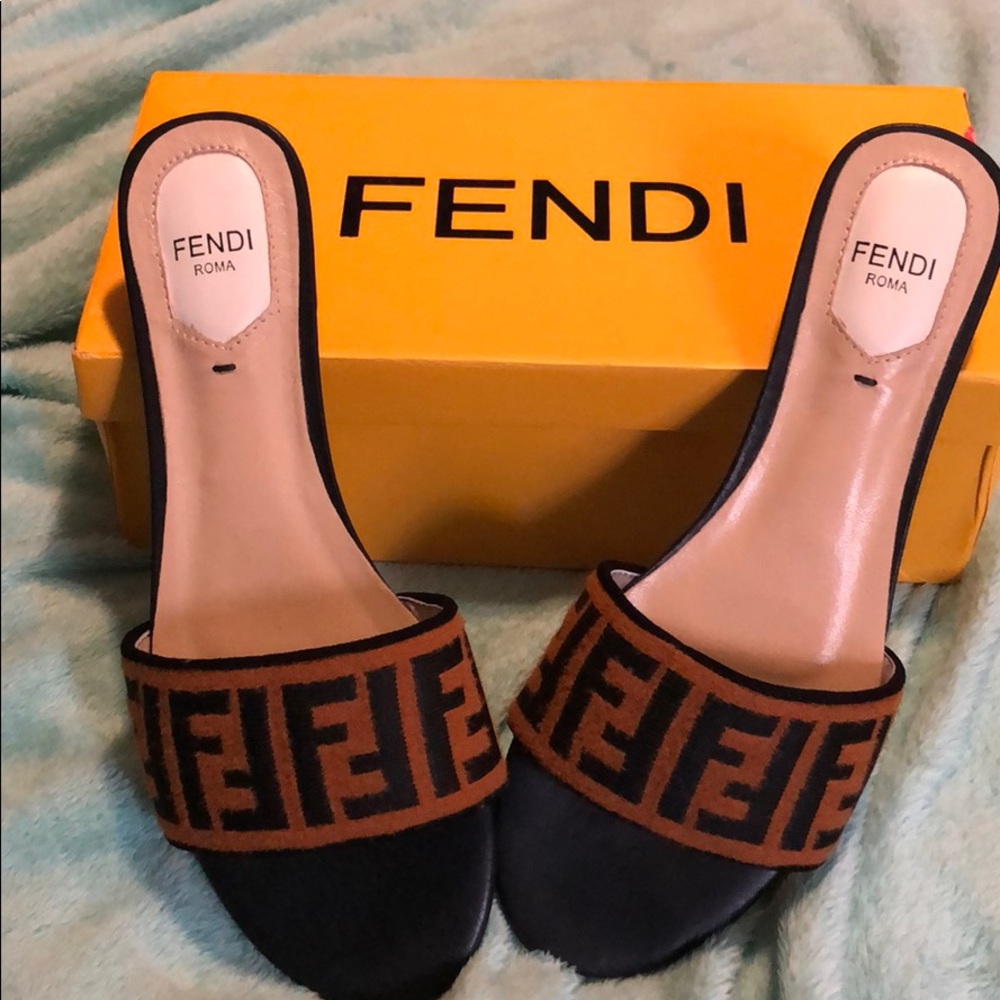 *FENDI* fussbett sandals